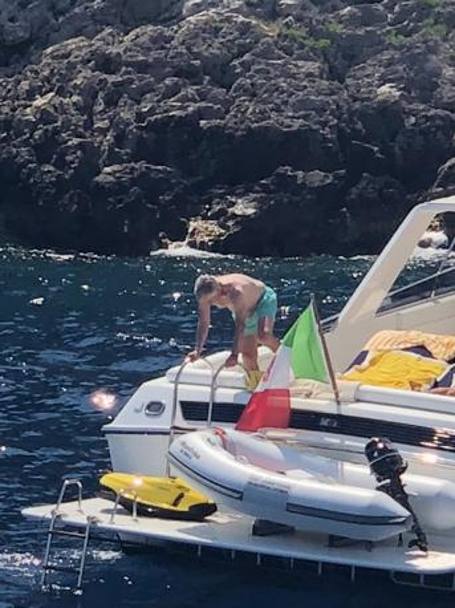 Carlo Ancelotti prima di entrare in acqua. RomaPress
